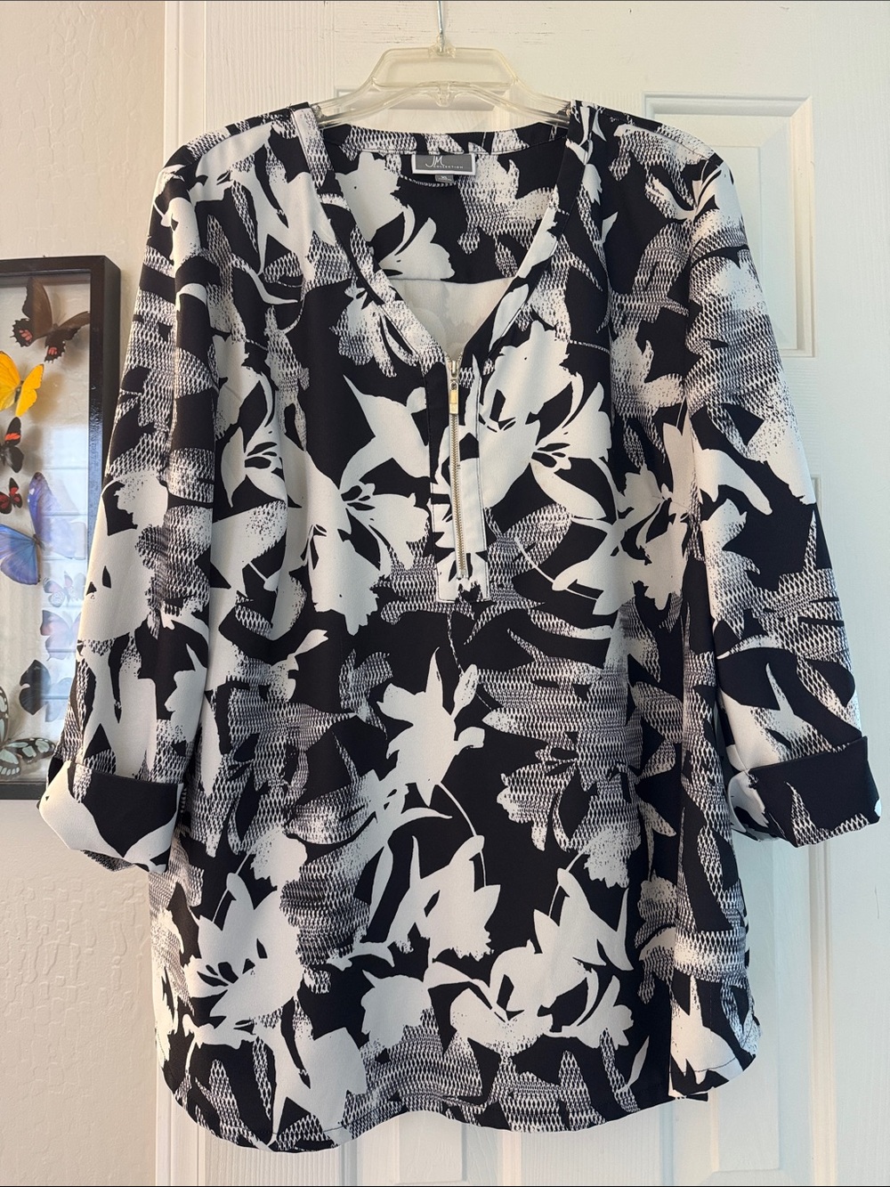 JM Collection Black and White Floral Zip-Front Tunic length Top
